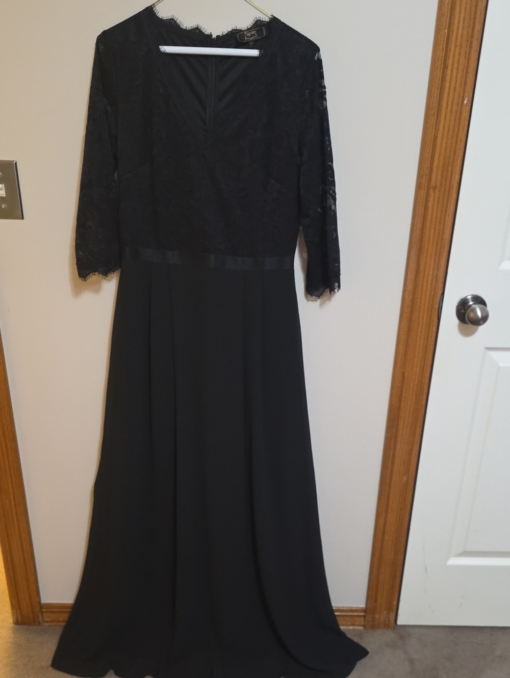 Black Lace Long-Sleeve Maxi Dress